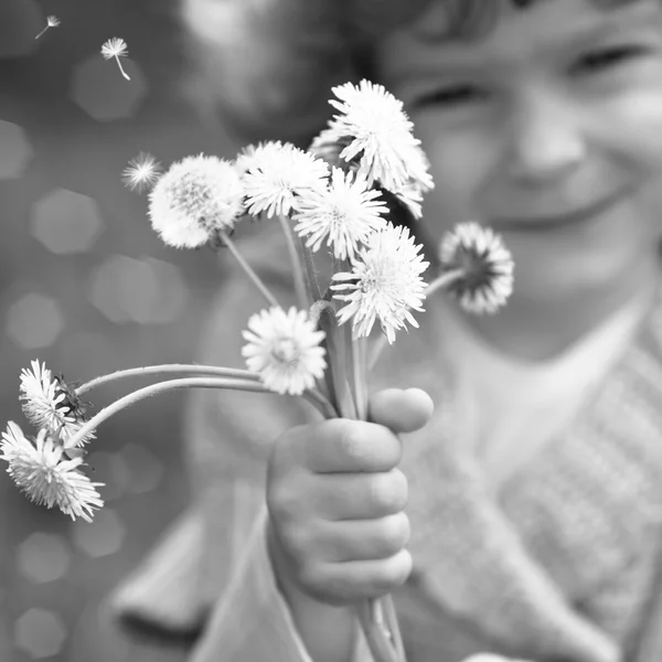 Niño con diente de león — Foto de Stock