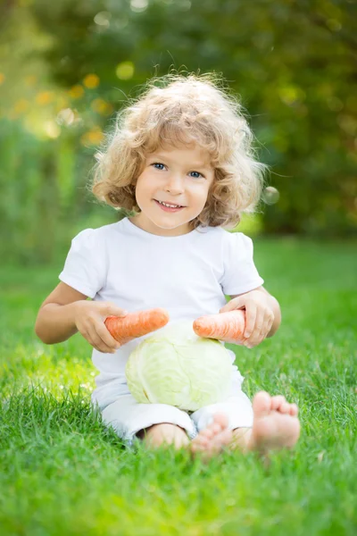 Παιδί που παίζει με λαχανικά — Φωτογραφία Αρχείου
