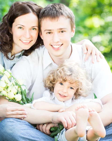 Lycklig familj utomhus — Stockfoto