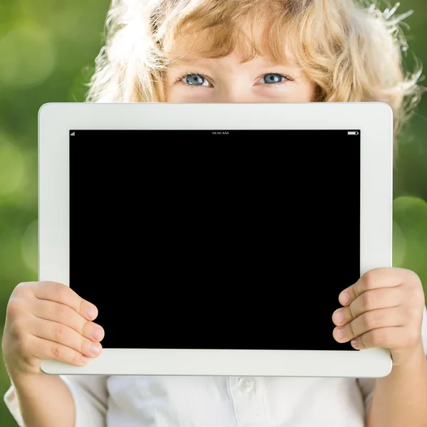 Kind hält Tablet-PC in der Hand — Stockfoto