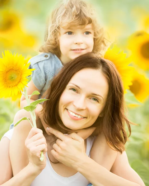 Womn en kind in zonnebloem veld — Stockfoto