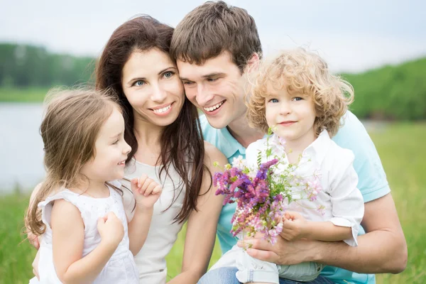 Famille heureuse en plein air — Photo