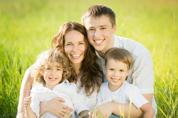 Familia feliz en campo de primavera — Foto de Stock