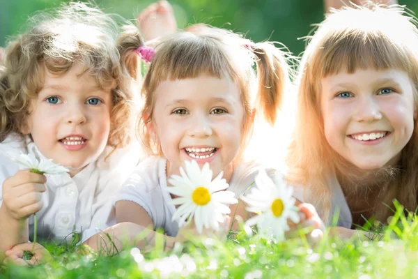 Çocuklar piknik yapıyor. — Stok fotoğraf