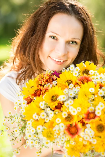 Kvinna med bukett blommor — Stockfoto