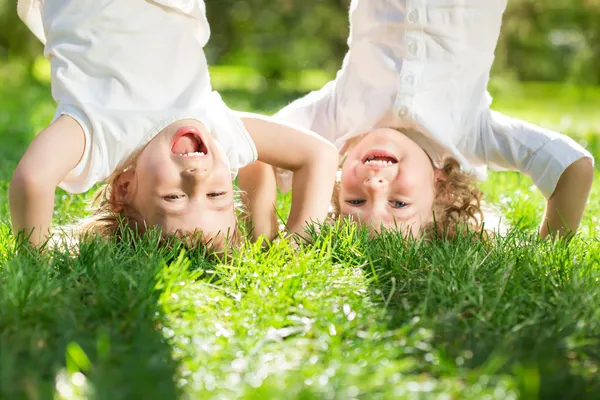 Niños divirtiéndose — Foto de Stock