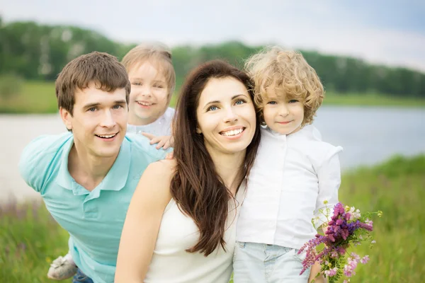 Famille heureuse en plein air — Photo