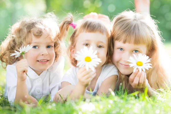 Enfants avec des fleurs dans le parc — Photo