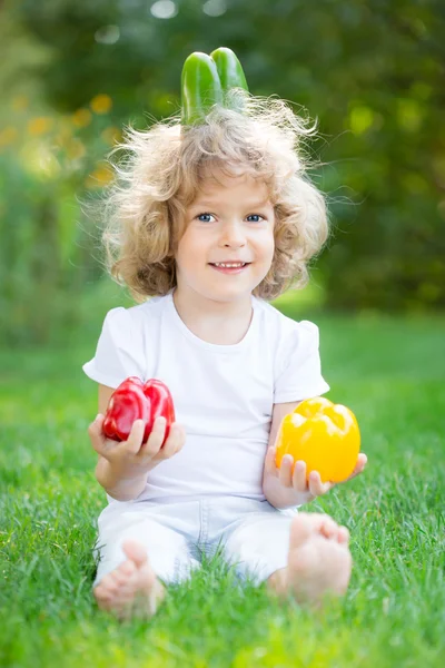 Niño jugando con verduras — Foto de Stock