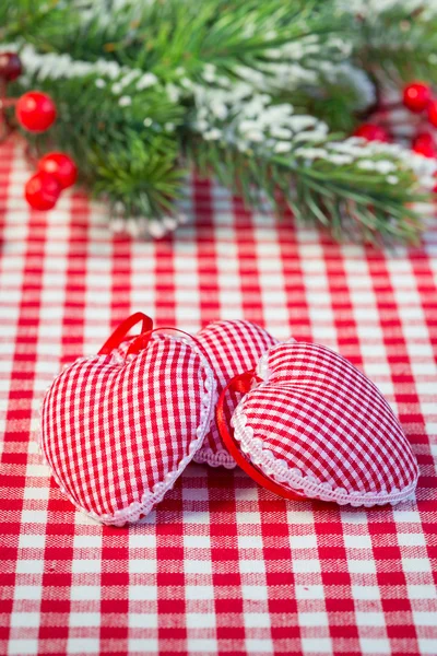 Corazones en mantel de gingham — Foto de Stock