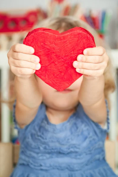 Niño con corazón —  Fotos de Stock