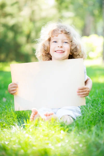 Enfant avec papier blanc — Photo