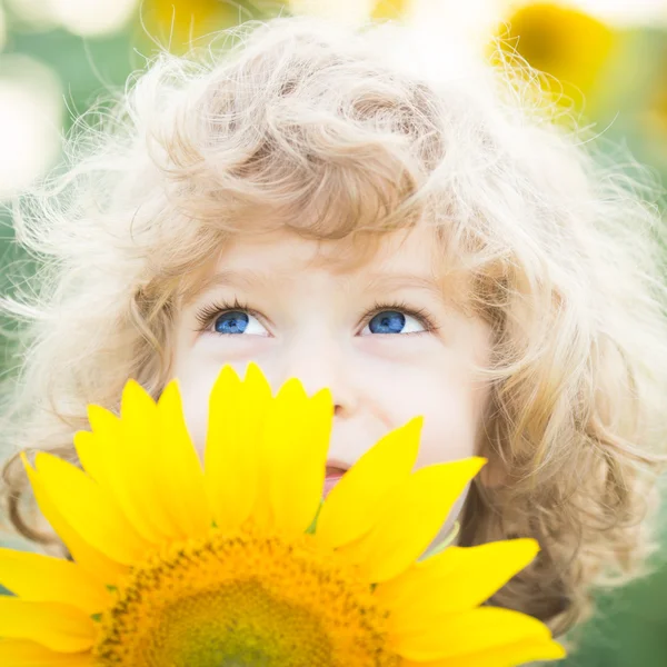 Mooi kind met zonnebloem — Stockfoto