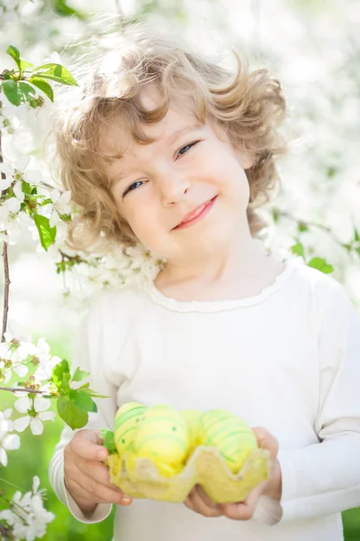 Niño sosteniendo huevos de Pascua — Foto de Stock