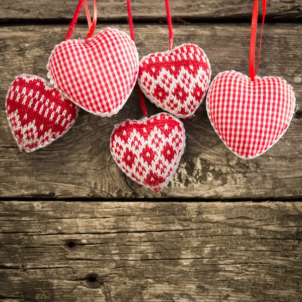 Corazones sobre fondo de madera — Foto de Stock