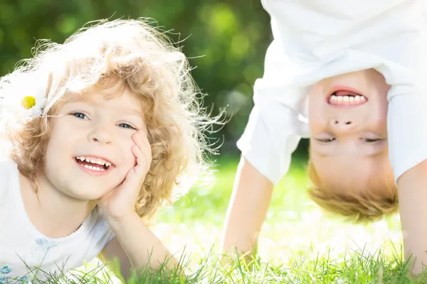 Niños felices jugando — Foto de Stock