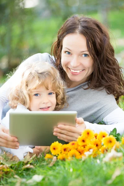 Familie nutzt Tablet-PC im Freien — Stockfoto