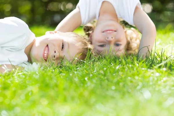 Niños felices jugando — Foto de Stock