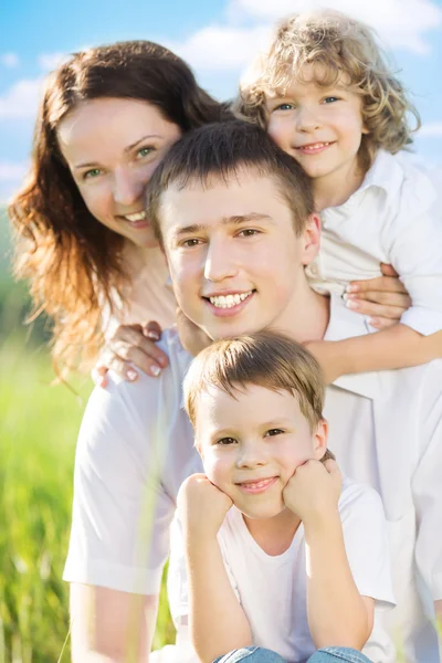 Dışarıda mutlu bir aile — Stok fotoğraf