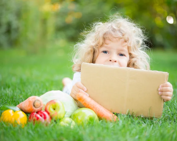 Kind in voorjaar park — Stockfoto