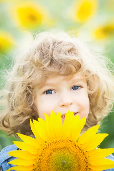 Kind mit Sonnenblume — Stockfoto