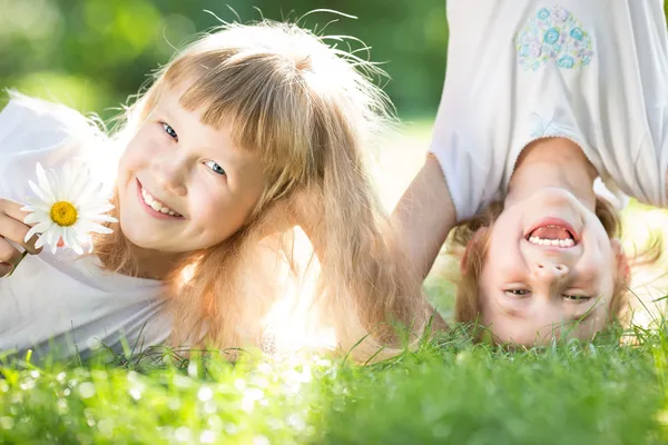 Niños divirtiéndose — Foto de Stock