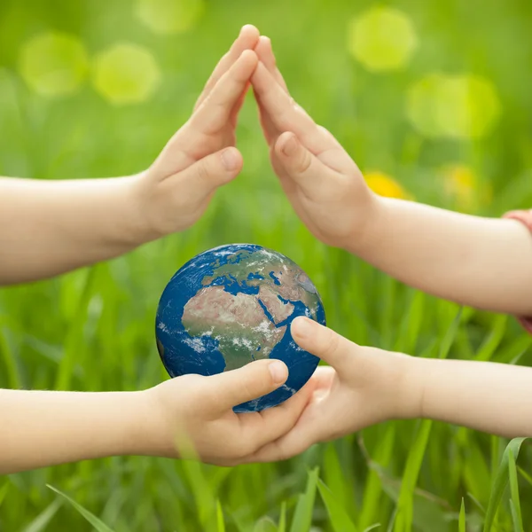 La Terre entre les mains des enfants — Photo