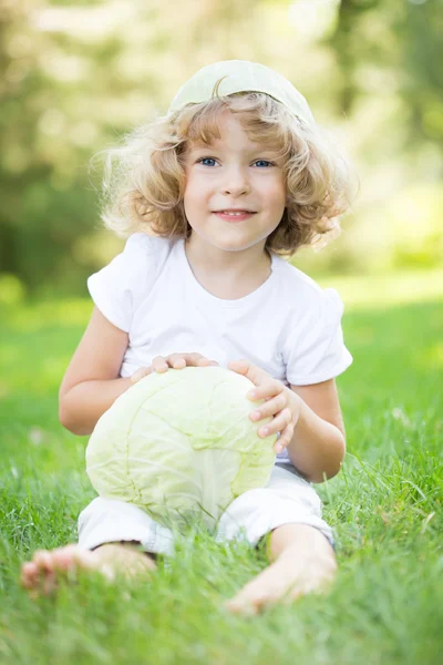 Niño con repollo — Foto de Stock