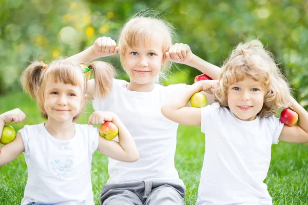 De gelukkige kinderen met appels — Stockfoto