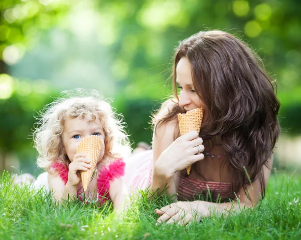 Rodziny o piknik na świeżym powietrzu — Zdjęcie stockowe