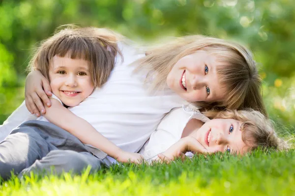 Kinderen in voorjaar park Stockfoto