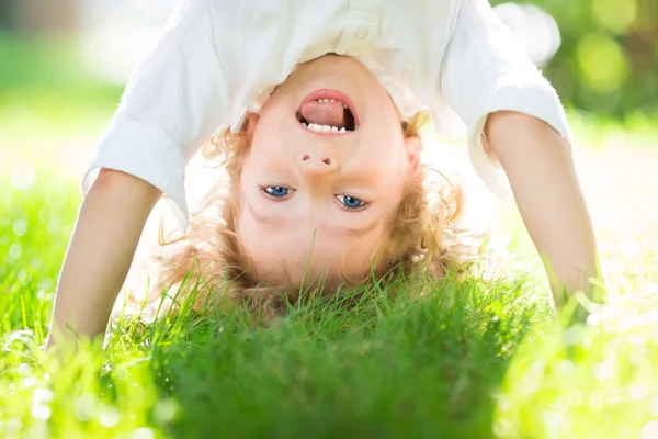 Bambino nel parco primaverile Foto Stock Royalty Free