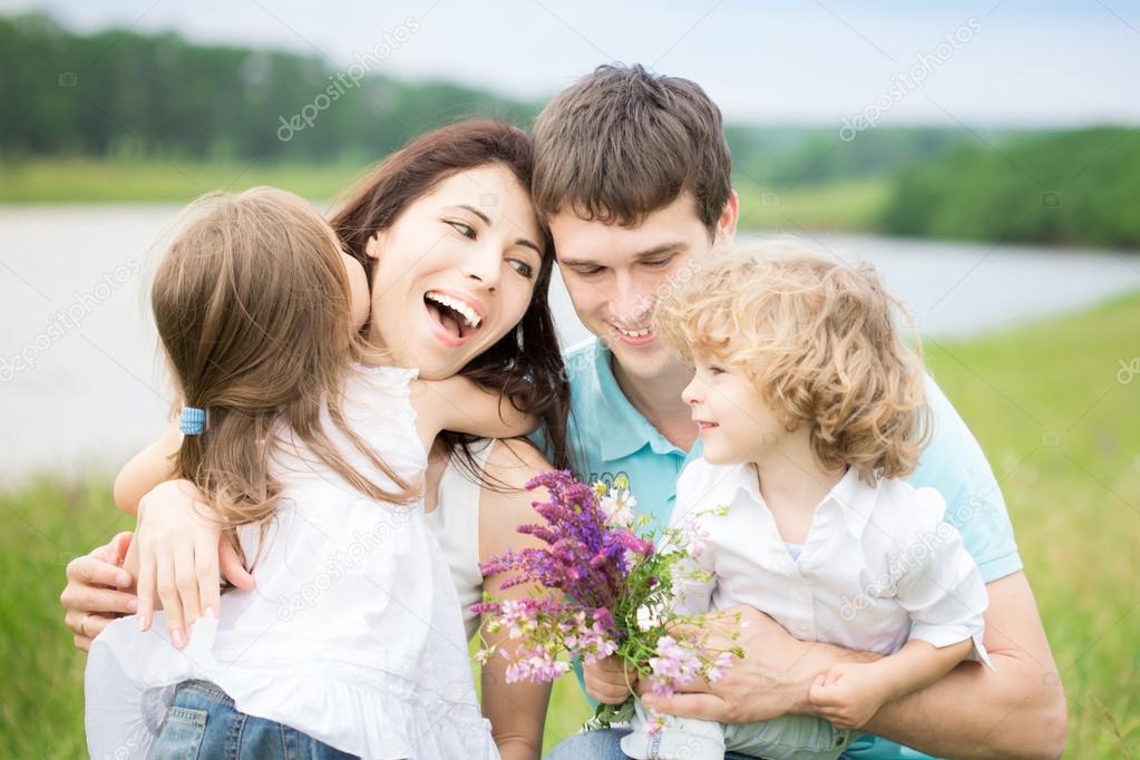Glückliche Familie im Frühlingsfeld — Stockfoto © Yaruta 21384745