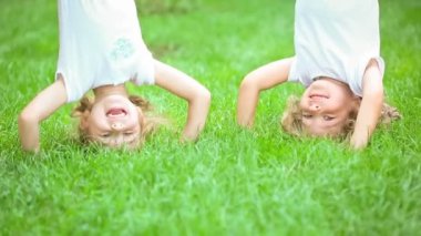 mutlu çocuklar açık havada bahar parkta oynarken