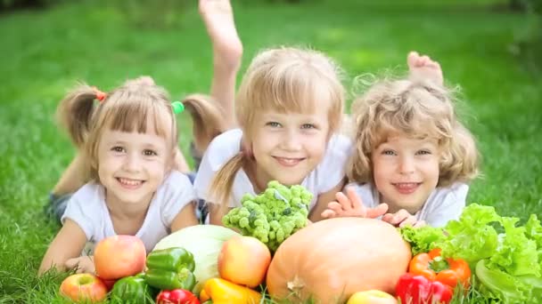 Grupo de niños felices haciendo picnic al aire libre en el parque de primavera — Vídeos de Stock