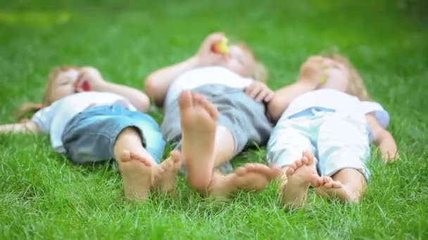 Gruppe fröhlicher Kinder spielt draußen im Frühlingspark — Stockvideo