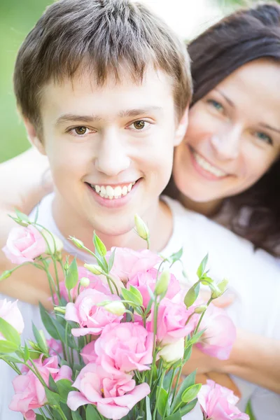 Couple avec bouquet de fleurs — Photo
