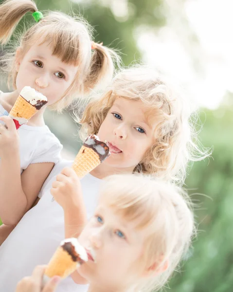 儿童吃冰激淋 — 图库照片#