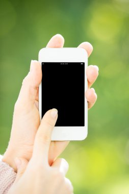 Akıllı telefon tutan kadın