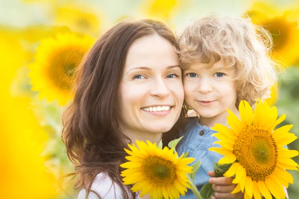 Glückliche Familie im Sonnenblumenfeld — Stockfoto