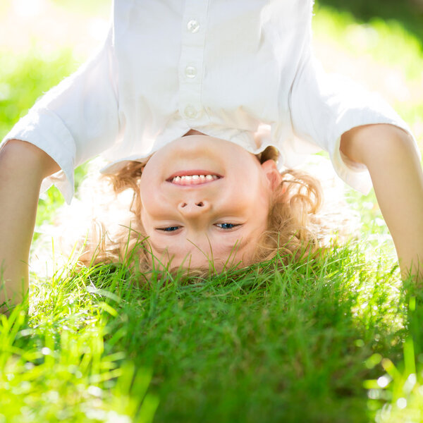 Активный ребенок играет на открытом воздухе
