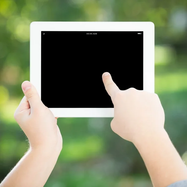 Homem mãos segurando tablet PC — Fotografia de Stock