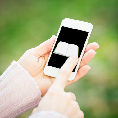 kadının elinde Smartphone