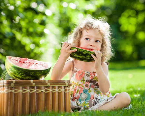 Gyermek evő görögdinnye — Stock Fotó