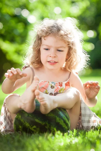 Ребенок играет с арбузом — стоковое фото