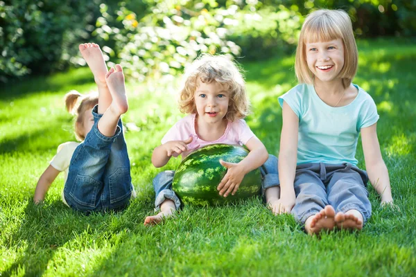 Les enfants pique-niquent — Photo