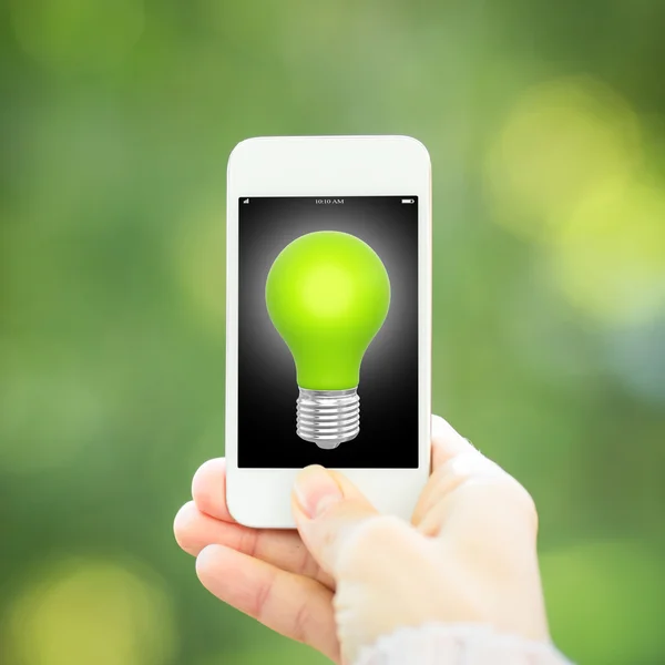 Smart telefon med glödlampa — Stockfoto