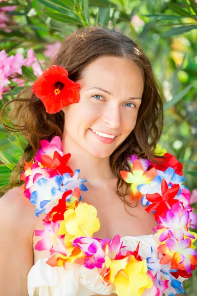 Mulher em havaianas flores guirlanda — Fotografia de Stock