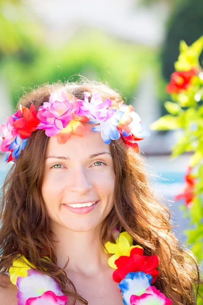 Kadın giyiyor hawaiian çiçek çelenk — Stok fotoğraf