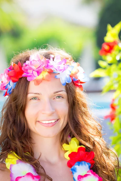 Mulher usando flores havaianas guirlanda — Fotografia de Stock